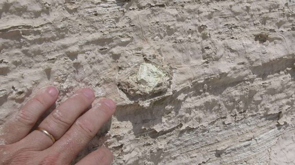Bolas de Azufre incrustadas en las paredes